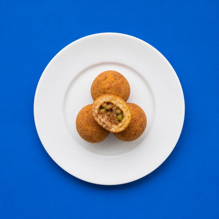 Arancini em prato branco, fotografia de cima com fundo colorido
