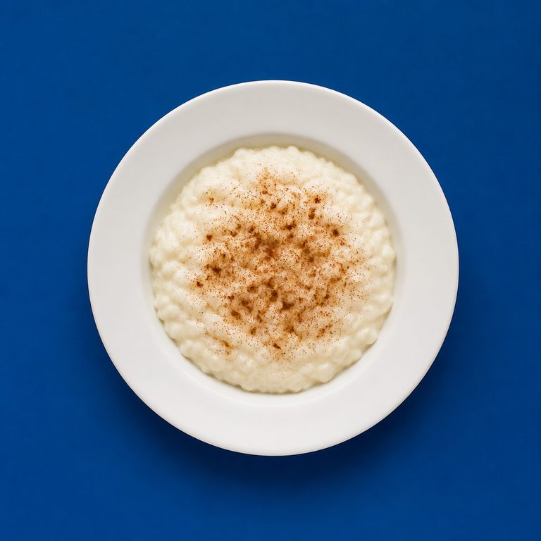 Arroz Doce em prato branco, fotografia de cima com fundo colorido
