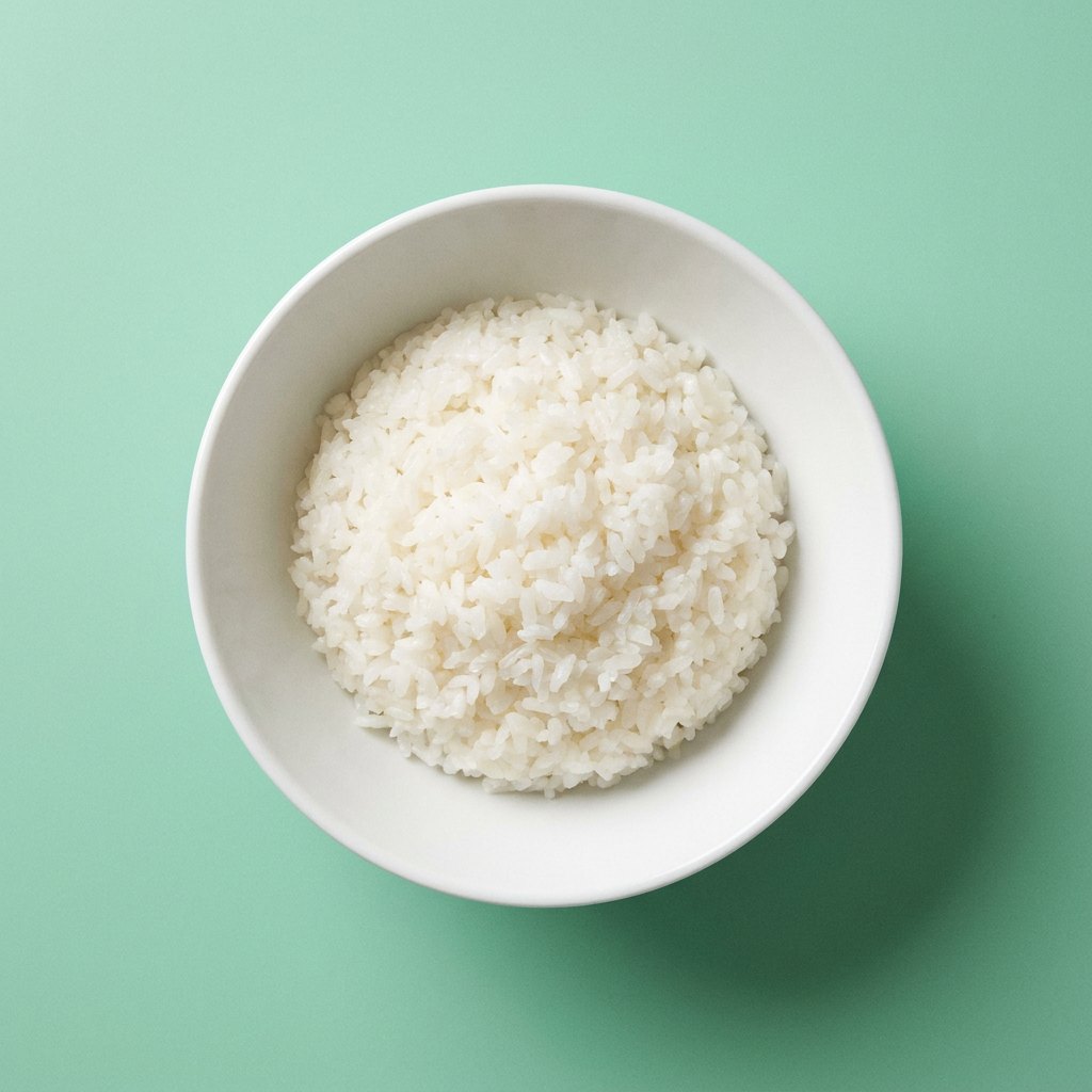 Arroz Japonês em prato branco, fotografia de cima com fundo colorido