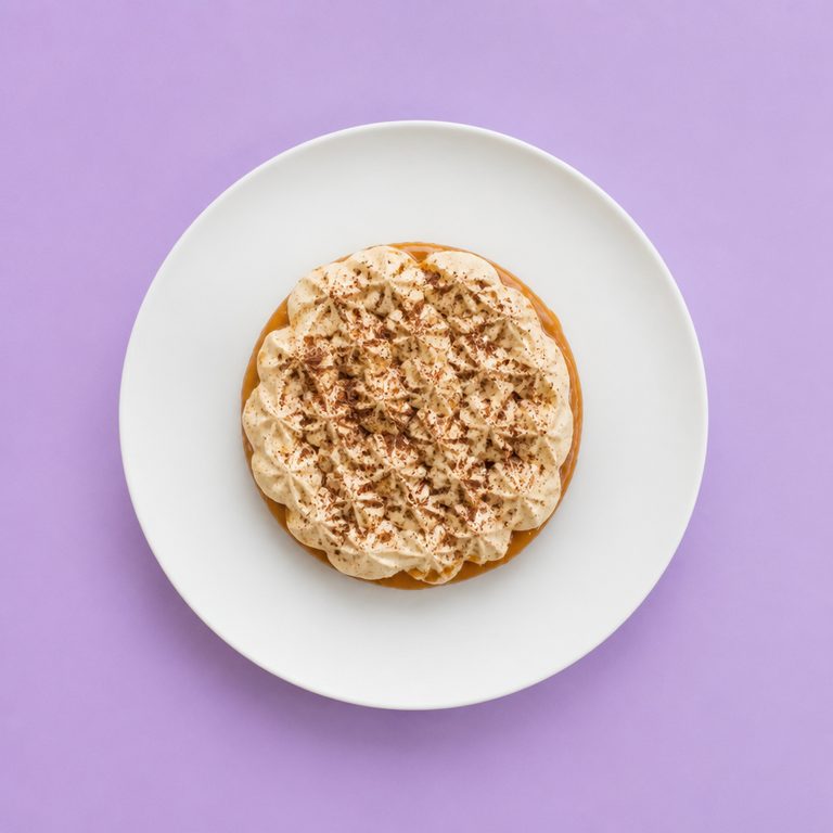 Banoffee em prato branco, fotografia de cima com fundo colorido