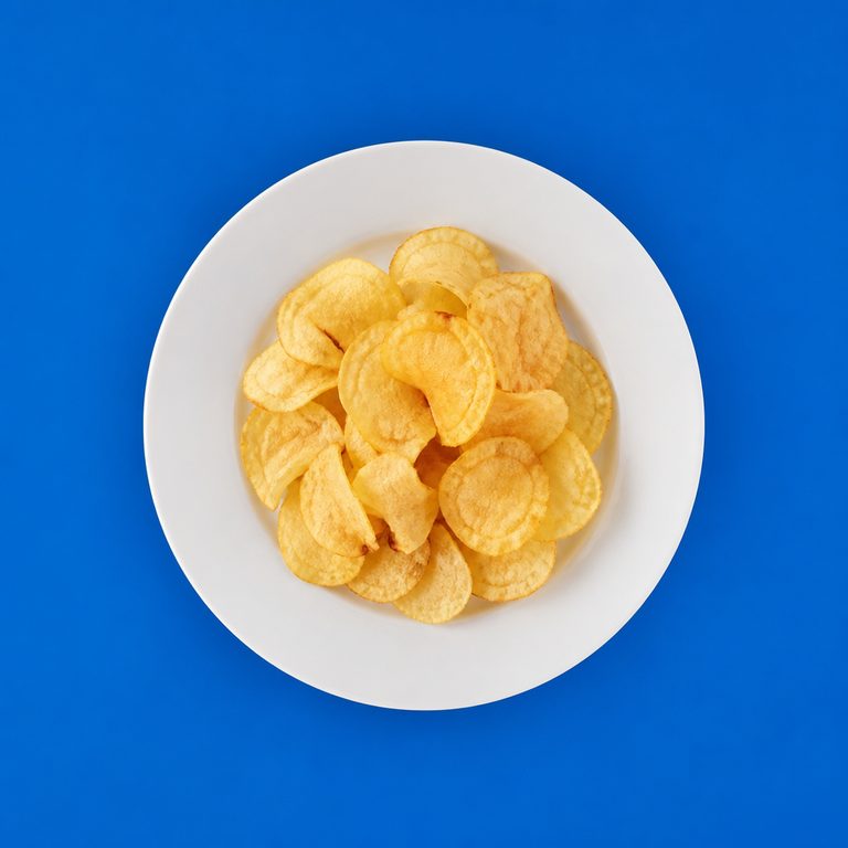 Batata Chips em prato branco, fotografia de cima com fundo colorido