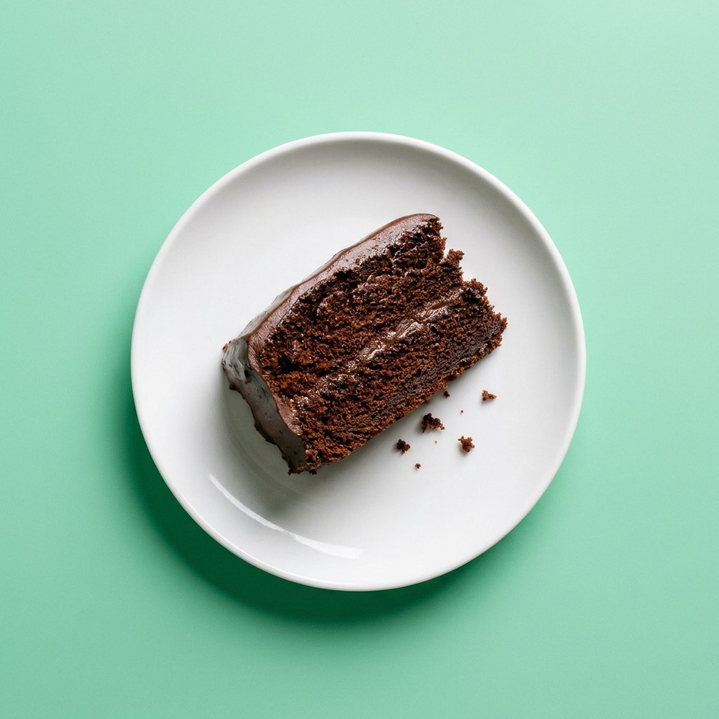 Bolo de Chocolate Fácil em prato branco, fotografia de cima com fundo colorido