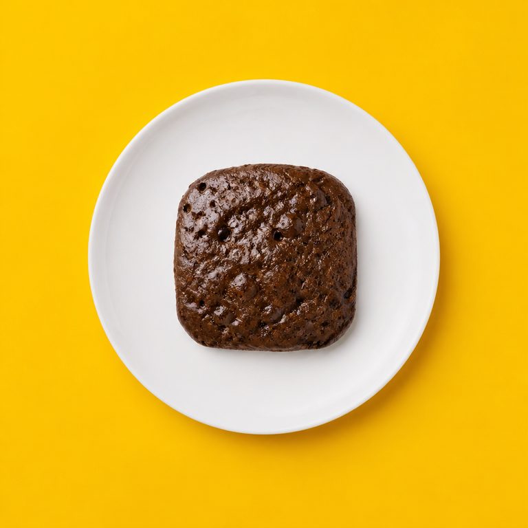 Brownie de Microondas em prato branco, fotografia de cima com fundo colorido