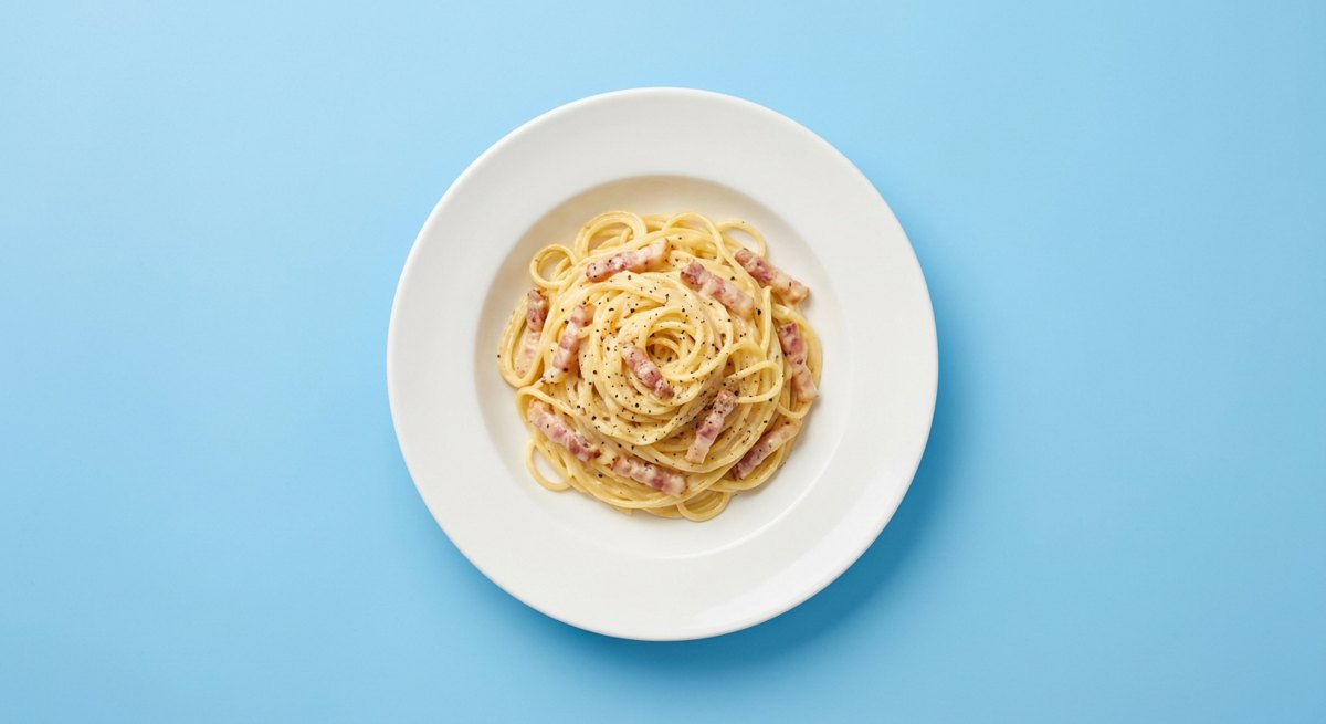 Carbonara Italiano Original em prato branco, fotografia de cima com fundo colorido