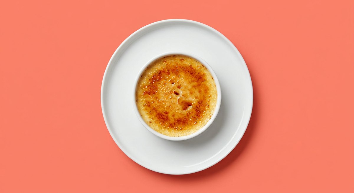 Crème Brûlée em prato branco, fotografia de cima com fundo colorido
