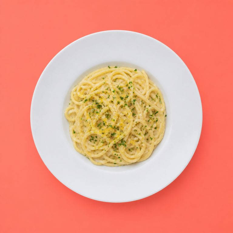 Macarrão ao Limão em prato branco, fotografia de cima com fundo colorido