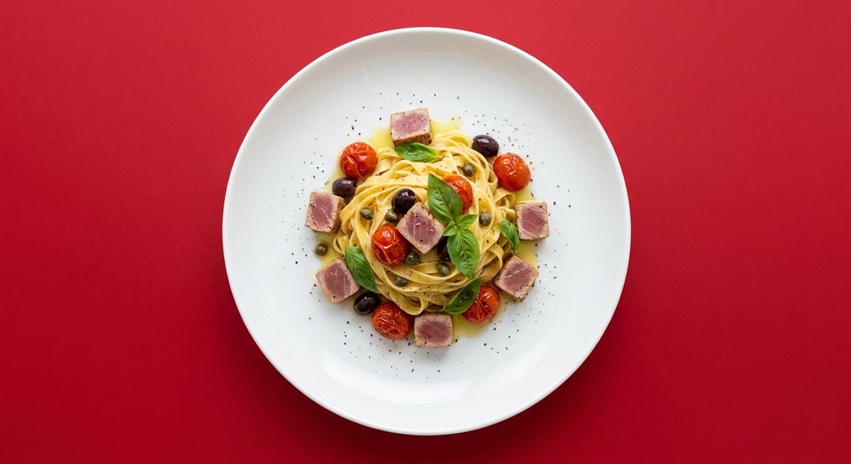 Macarrão com Atum Chique em prato branco, fotografia de cima com fundo colorido