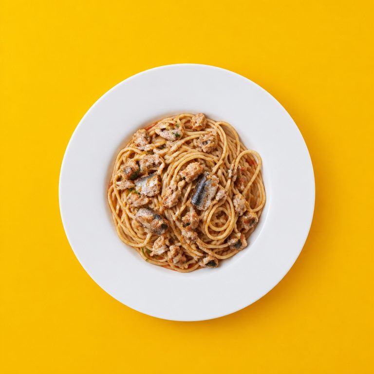 Macarrão com Sardinha em prato branco, fotografia de cima com fundo colorido