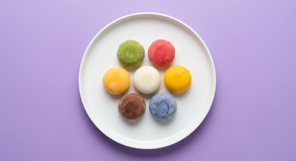 Mochi de Sorvete em prato branco, fotografia de cima com fundo colorido