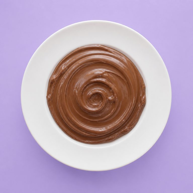 Nutella Caseira em prato branco, fotografia de cima com fundo colorido