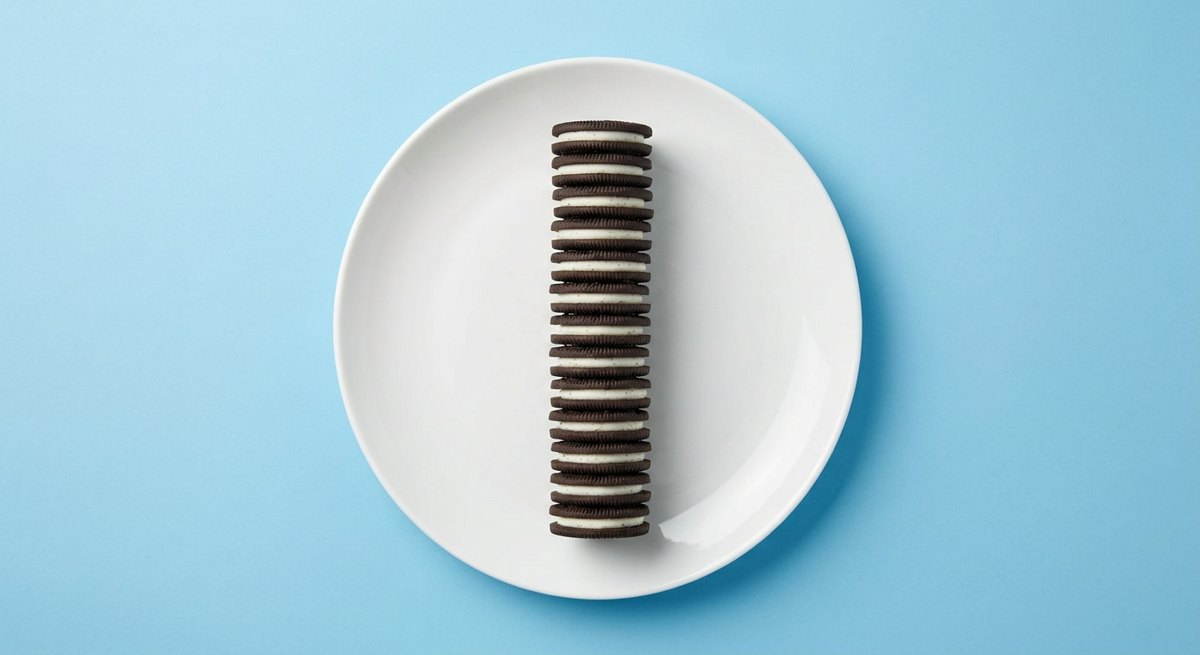 Oreo de 100 Camadas em prato branco, fotografia de cima com fundo colorido