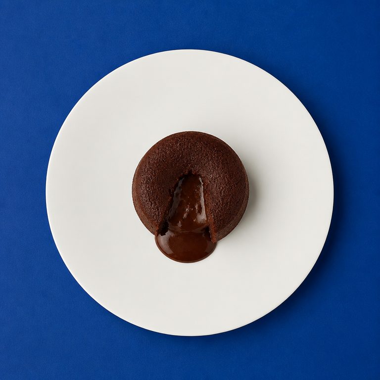 Petit Gâteau em prato branco, fotografia de cima com fundo colorido