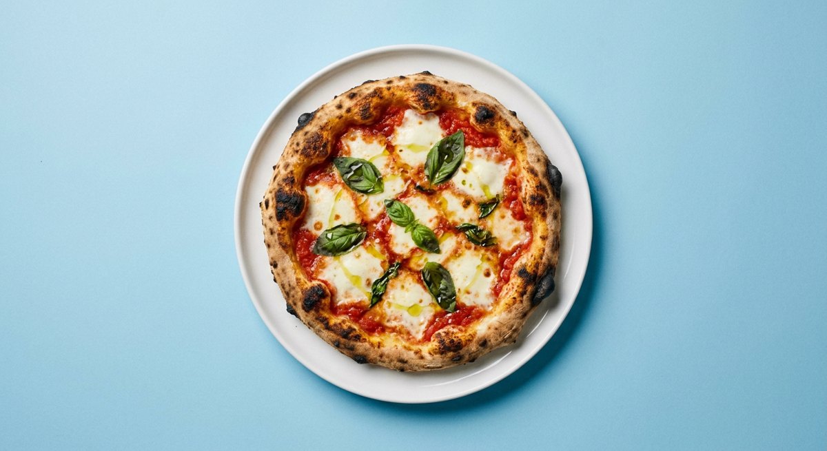 Pizza Caseira Italiana em prato branco, fotografia de cima com fundo colorido
