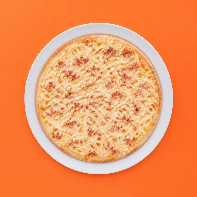 Pizza Cremosa em prato branco, fotografia de cima com fundo colorido