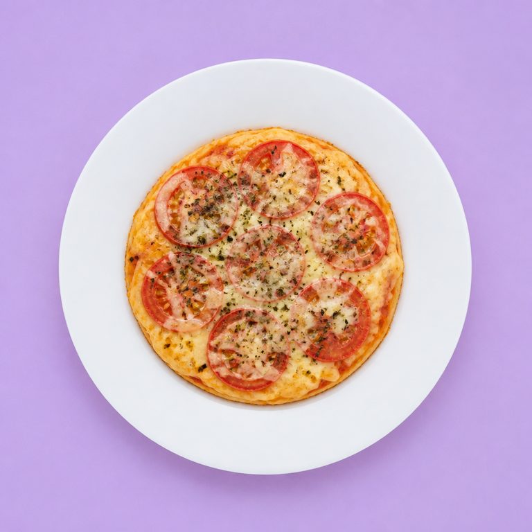 Pizza de Frigideira em prato branco, fotografia de cima com fundo colorido