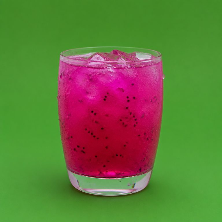 Refrigerante de Pitaya em prato branco, fotografia de cima com fundo colorido
