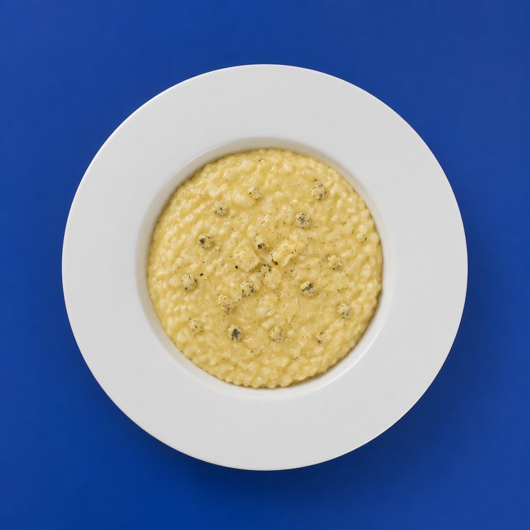 Risotto 4 Queijos em prato branco, fotografia de cima com fundo colorido