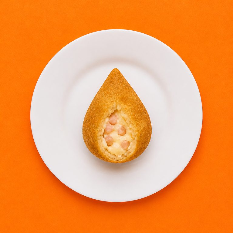 Salgado de Presunto e Queijo em prato branco, fotografia de cima com fundo colorido