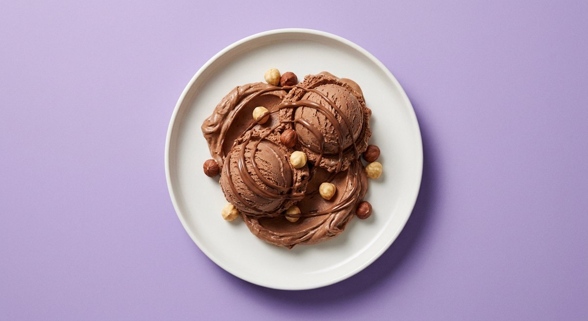 Sorvete de Nutella em prato branco, fotografia de cima com fundo colorido