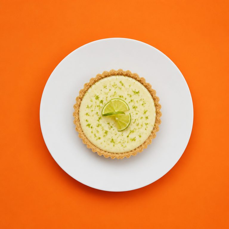Torta de Limão em prato branco, fotografia de cima com fundo colorido